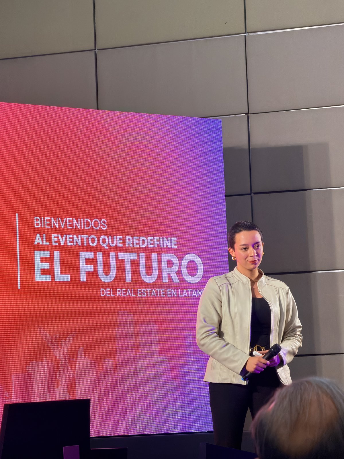 Shakti Crosthwaytt presentando en un foro de tecnología en LATAM
