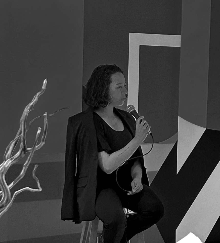 Shakti Crosthwaytt participando en un panel de conversación